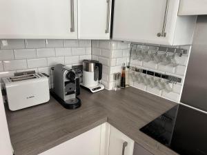 1Bed Flat with city views - 1min walk to tube station