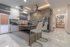 芭提雅21航站楼附近8卧9卫轻奢现代别墅带独立歌房