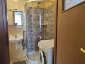 DOM NAD JEZIOREM KUŹNIa