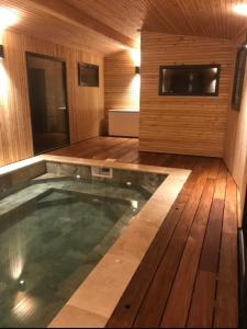 Maisons de vacances Grand Gite Jacuzzi : photos des chambres