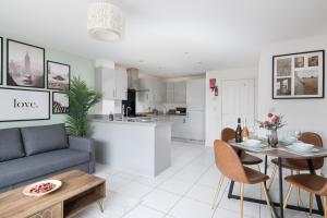 4 Bedroom House By Humming Nest Short Lets & Serviced Accommodation Milton Keynes With Free WiFi & Parking