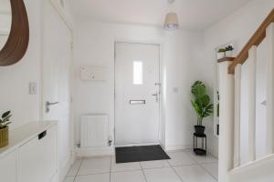 4 Bedroom House By Humming Nest Short Lets & Serviced Accommodation Milton Keynes With Free WiFi & Parking