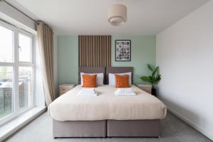 4 Bedroom House By Humming Nest Short Lets & Serviced Accommodation Milton Keynes With Free WiFi & Parking