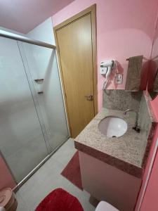 Studio Pink com ar, varanda, academia e piscina