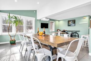 Maine Pondfront Home Sleeps 22 - Pool & Hot Tub