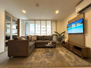 Gorgeous, Modern, and Air-Conditioned Included