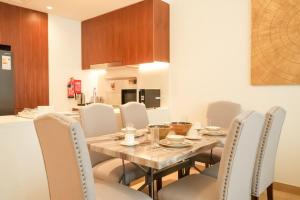 Chic & Modern Apartment in La Rive 4, Dubai