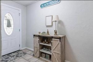 3 Bdrm Condo- 4 pools, hot tub & walk to Beach