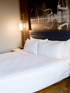 King Room - Disability Access room in Memphis Vitality Hotel