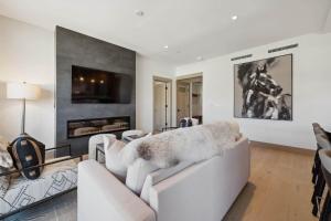 One Riverfront Condo 405 by East West Hospitality