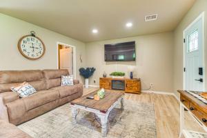 On-Site Lake Access Pet-Friendly Vinita Home