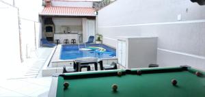 "Lindíssima Casa Pé na Areia com Opção da Piscina Aquecida Cobrado a Parte, Sala de Jantar, 3 Amplos Quartos, Sendo1Suíte, Amplo Espaço de Lazer com Área Gourmet em Deck Coberto com Churrasqueira e Mesa de Bilhar Frente a Piscina, Super Pertin