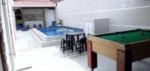 "Lindíssima Casa Pé na Areia com Opção da Piscina Aquecida Cobrado a Parte, Sala de Jantar, 3 Amplos Quartos, Sendo1Suíte, Amplo Espaço de Lazer com Área Gourmet em Deck Coberto com Churrasqueira e Mesa de Bilhar Frente a Piscina, Super Pertin