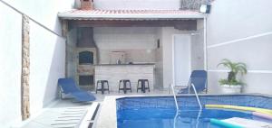 "Lindíssima Casa com Piscina Grande, Sala de Jantar, 3 Amplos Quartos, Sendo 1 Suíte, Amplo Espaço de Lazer com Área Gourmet em Deck Coberto com Churrasqueira e Mesa de Bilhar Frente a Piscina, e o melhor, Super Pertinho da Praia"