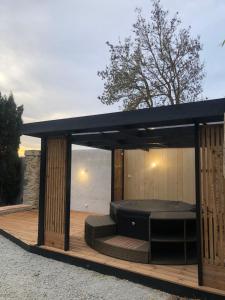 Maisons de vacances Sejour LUXE pour couple avec PISCINE INTERIEURE terrasse SPA prive Green de GOLF : photos des chambres