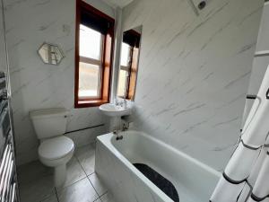 Charming Seaside home Sleeps 4 with free parking