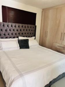 Sandton Apartment 3 mins drive from Mandela Square & located right in the heart of Sandton City