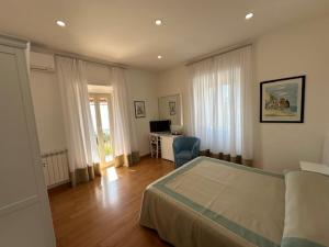Double Room with Balcony and Sea View room in Hotel L'Isola