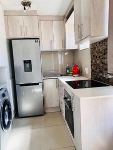 Sandton Apartment 3 mins drive from Mandela Square & located right in the heart of Sandton City