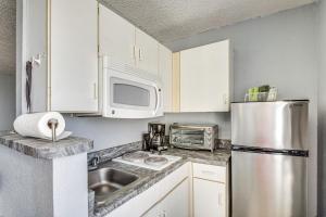 Daytona Beach Condo w Balcony: 5 Mi to Speedway!
