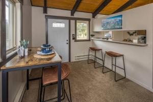 Condo Adjacent Nordic Ski, Fireplace & Indoor Pool