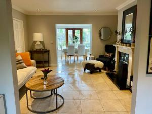 Elegant Townhouse steps from historic Birr Castle