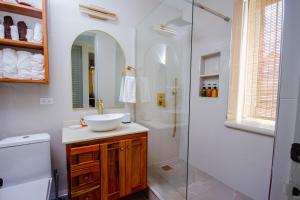 Heart of Ocho Rios-Free Beach Acess-King Bed-Pool-Free Parking-Gated Complex-Free Wifi 150Mbps