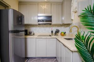 Heart of Ocho Rios-Free Beach Acess-King Bed-Pool-Free Parking-Gated Complex-Free Wifi 150Mbps