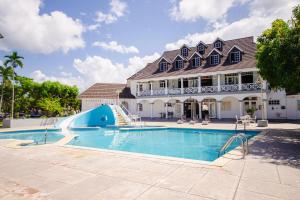 Heart of Ocho Rios-Free Beach Acess-King Bed-Pool-Free Parking-Gated Complex-Free Wifi 150Mbps