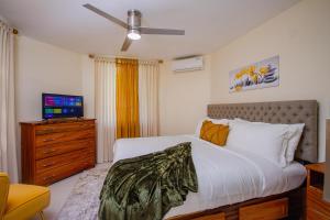 Heart of Ocho Rios-Free Beach Acess-King Bed-Pool-Free Parking-Gated Complex-Free Wifi 150Mbps