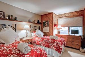 Ridgepoint Townhome 110 by East West Hospitality