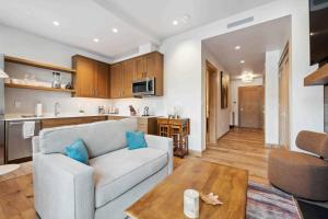 Riverfront Lodge 105 by East West Hospitality