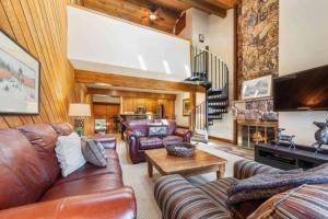 Ridgepoint Townhome 122 by East West Hospitality