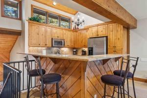 Ridgepoint Townhome 122 by East West Hospitality