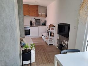 Praia da Falésia, O Melhor Estúdio da Aldeia das Acoteias