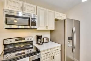 2 Mi to Lake Michigan Pet-Friendly Sawyer Apt