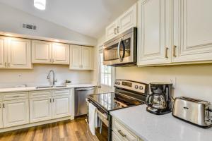 2 Mi to Lake Michigan Pet-Friendly Sawyer Apt