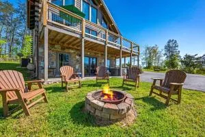 Good Times 2 - Family Lodge-Fire Pit, Theater, Hot Tub & Pool Table - Pleasant Hill
