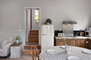 French Cottage- 2 bedrooms with huge spa