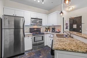 Outstanding Mountain Condo WATERSLIDE and HOT TUB managed by Little Sister Getaways