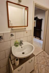 Apartments by the sea Kastel Novi, Kastela - 20607