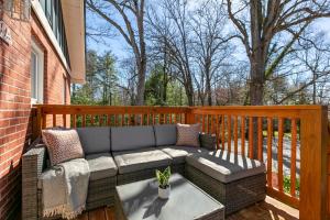 Modern & Cozy on Private Lane, Minutes to Airport