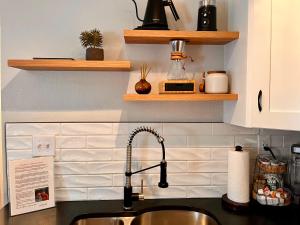 Modern & Cozy on Private Lane, Minutes to Airport