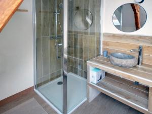 Maisons de vacances Maison familiale avec piscine chauffee, salle de jeux et grand jardin - 5 chambres, 15 couchages - FR-1-410-340 : photos des chambres