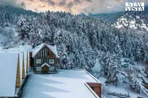 StayVista at Frozen Fall - Tangmarg with Breakfast Included - Gulmarg