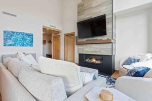 Riverfront Lodge 403 by East West Hospitality