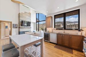 Riverfront Lodge 403 by East West Hospitality