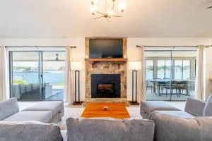 Lux Waterfront Oasis with Private Dock and Sunset Views - 海湾沙滩高地