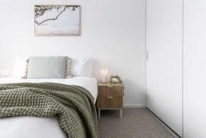 Bright & Airy Coastal abode - Derby