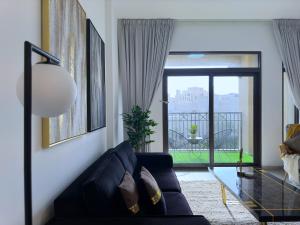MegaLuxury Flat Resort, Amazing Pool, Burj direct View